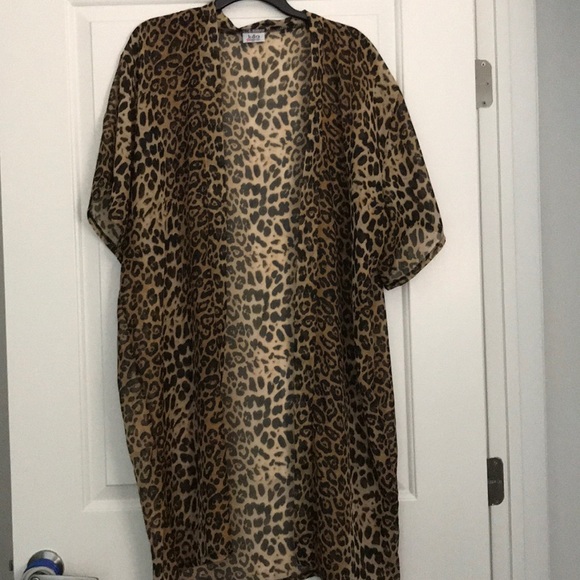 Lulla Collection by Bindya Tops - NWOT Leopard Lightweight Kimono